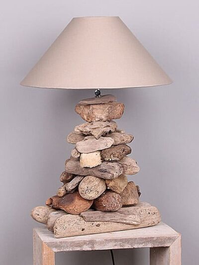 Houtdecoratie – Lichtbruin – Drijfhout – Schemerlamp met lampenkap taupe – 60x30x20 cm